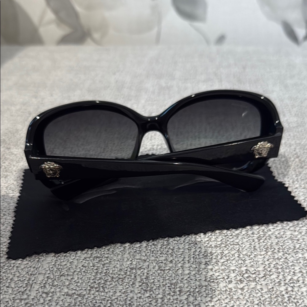 VERSACE Polarized Sunglasses - Picture 7 of 9